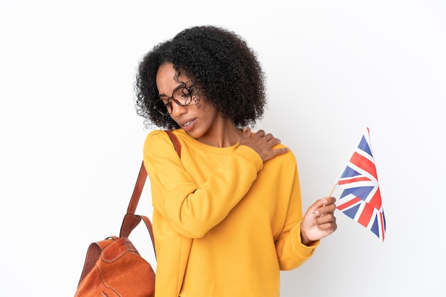 흰색 배경에 격리된 영국 국기를 들고 있는 젊은 아프리카계 미국인 여성이 노력을 했다는 이유로 어깨 통증을 겪고 있다