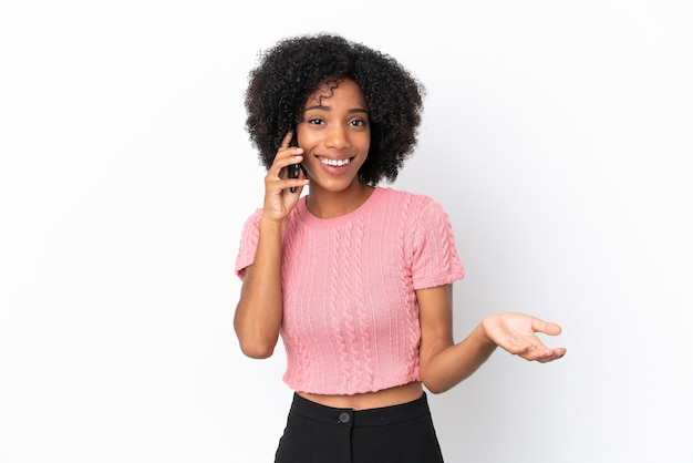 誰かと携帯電話で会話を続けている白い背景で隔離の若いアフリカ系アメリカ人女性