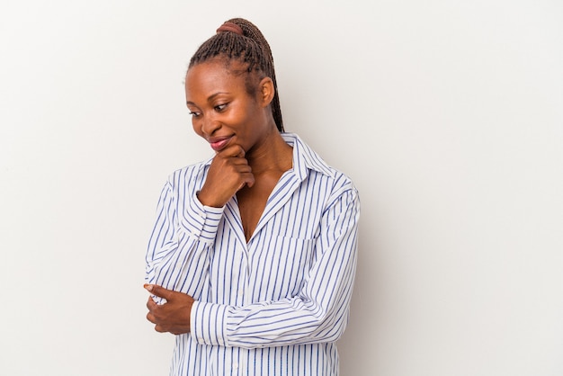 Photo young african american woman isolated on white background looking sideways with doubtful and skeptical expression.