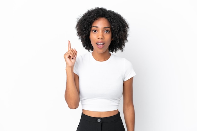 Photo young african american woman isolated on white background thinking an idea pointing the finger up