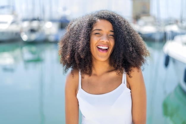 행복한 표정으로 야외에서 젊은 아프리카계 미국인 여성