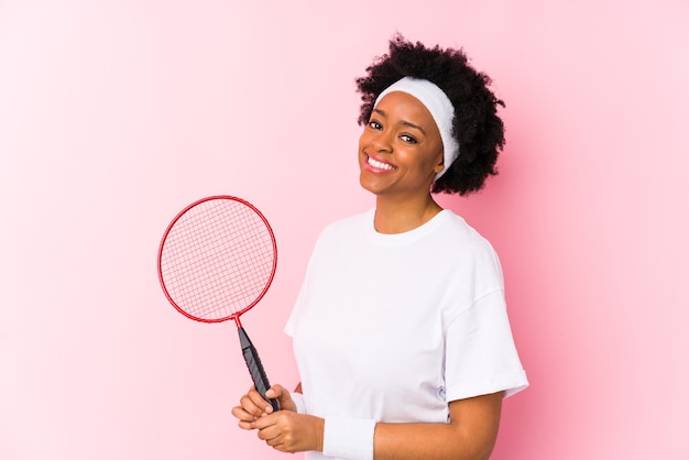 Photo young african american woman playing badminton