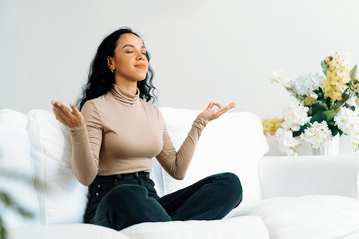 Photo young african american woman practice crucial mindful meditation at home living room for improving mental health strength and peaceful beautiful living