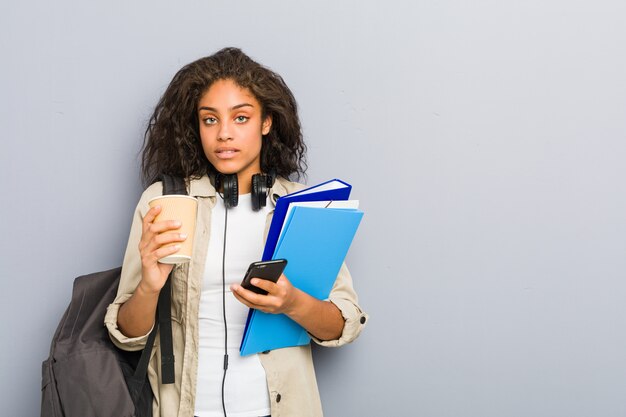 Giovane donna afroamericana pronta per andare a scuola