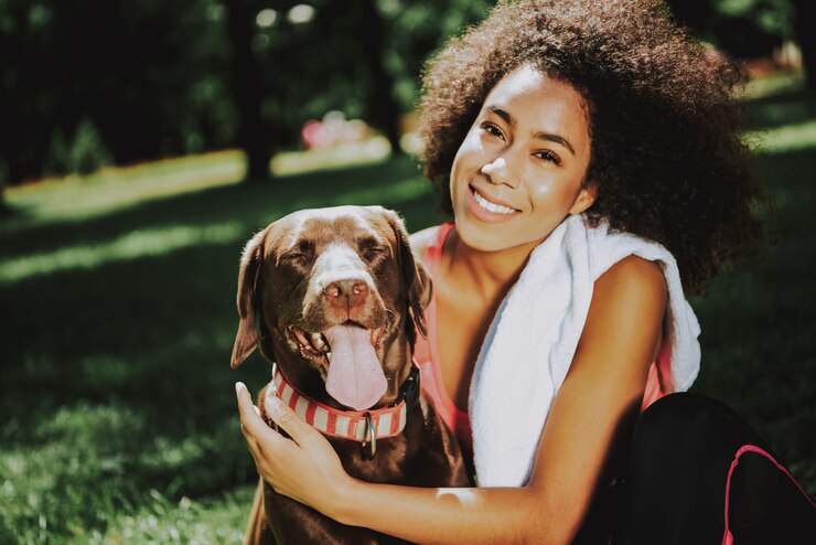 Photo young african american woman sitting with dog.