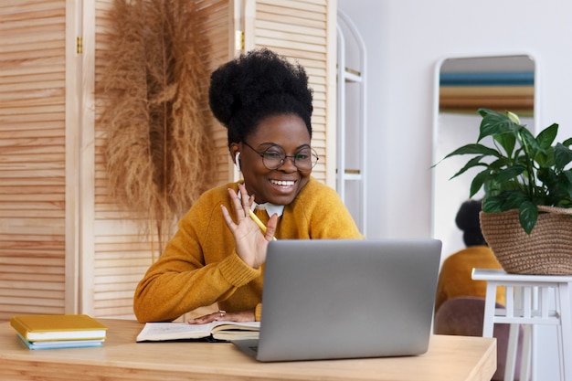 Photo young african american woman smiling holding an online conference