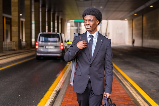 Photo young african architect commuting to the office