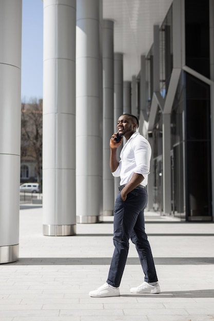 Photo young african businessman calling on the phone