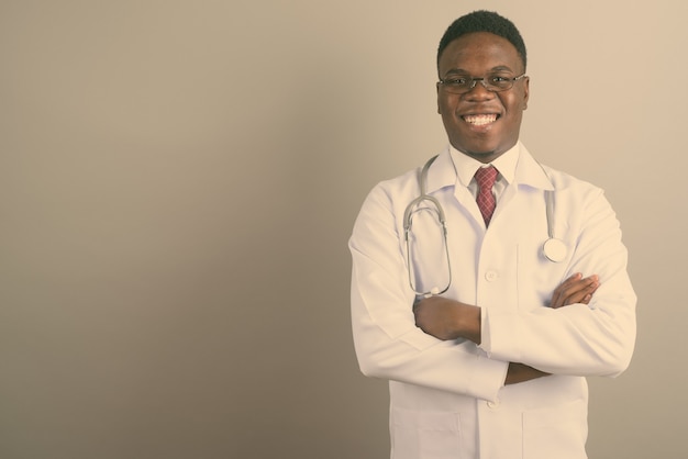 안경을 쓰고 젊은 아프리카 남자 의사