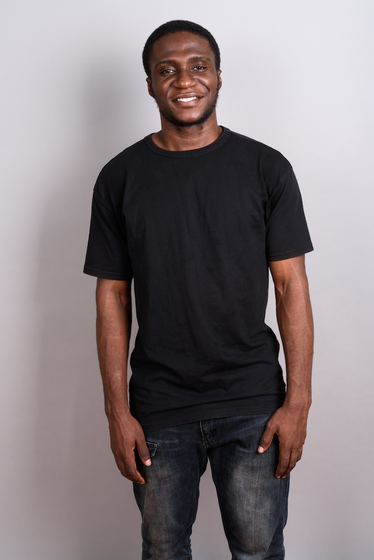Photo young african man wearing black shirt on gray