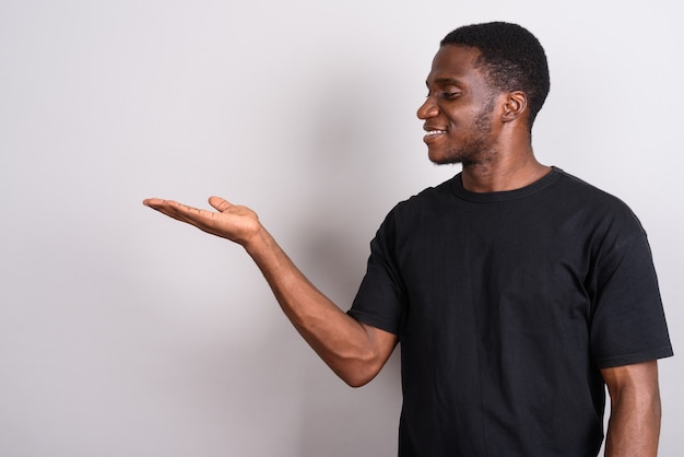 Photo young african man wearing black shirt on gray