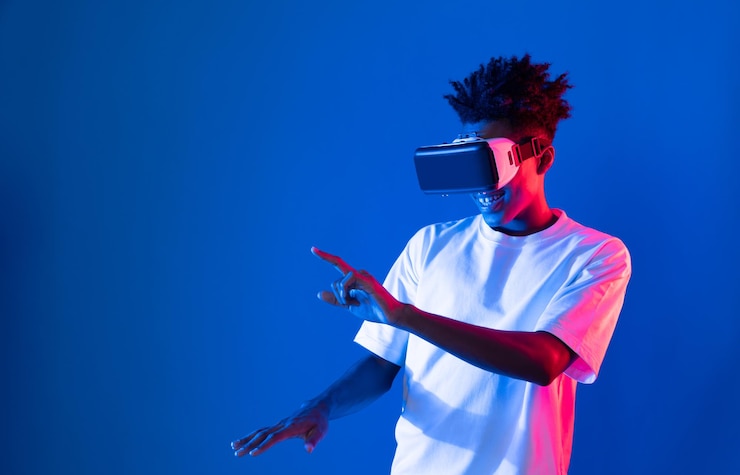 Photo 若いアフリカ人選手がvrポイントホログラムを身に着けています ネオンライトの壁の装置です