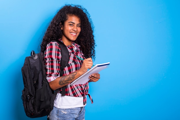 Giovane studente africano con zaino sul retro