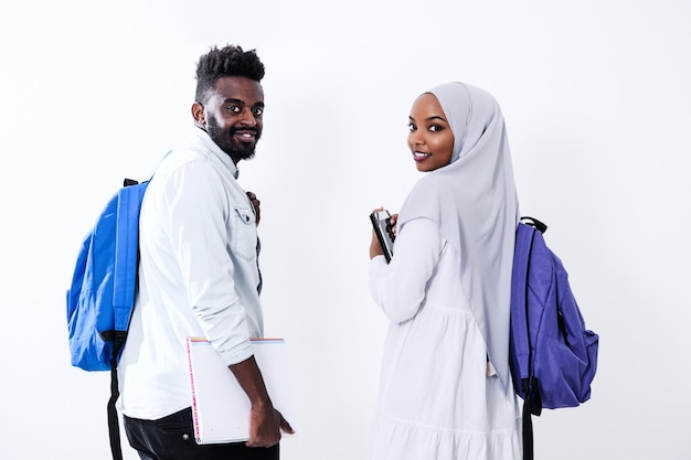 흰색 backgound에 고립 된 전통적인 수단 이슬람 hijab 옷 비즈니스 팀을 입고 젊은 아프리카 학생 커플 산책 여자