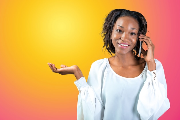 Молодая африканская женщина разговаривает по телефону