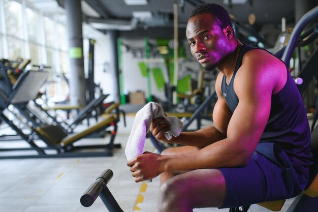 Photo young africanamerican man in a gym preparing to exercise