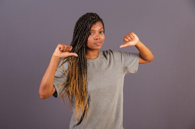 Giovane donna afro brasiliana pollice in giù disapprovazione brutta antipatia negativo