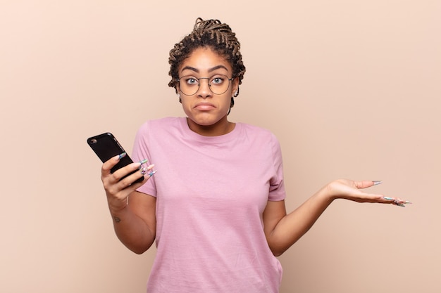 Giovane donna afro sentirsi perplessa e confusa, dubitando isolata