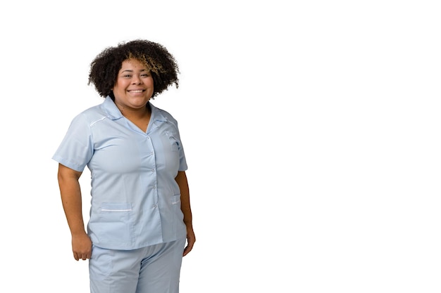 青い制服を着た若いアフリカ系ラテン系の女性医師が笑顔でカメラを見ている白い背景