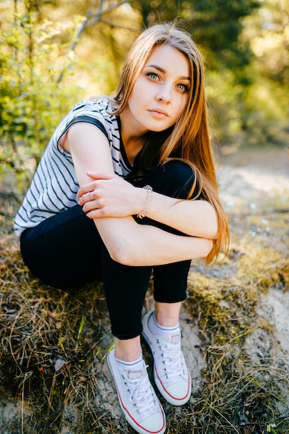 Ritratto all'aperto della natura della giovane bella ragazza stupefacente. teen alla moda ed elegante con un volto espressivo appassionato