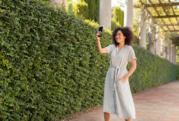 写真 オンライン会議を持っている若くて美しい女性