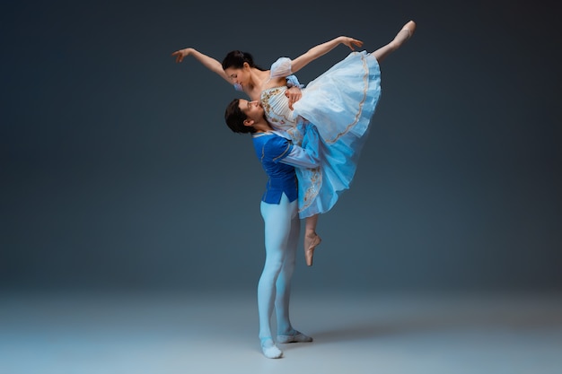 Фото Молодые и изящные артисты балета в роли сказочных персонажей золушек