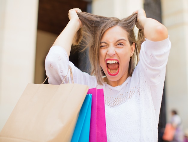 Photo young angry woman shopping