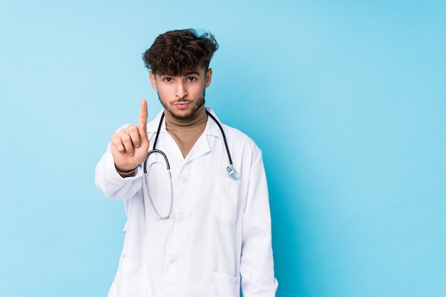 Молодой арабский доктор человек idolated, показывая номер один пальцем.