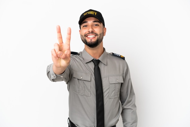 Giovane uomo arabo isolato su sfondo bianco sorridente e mostrando segno di vittoria