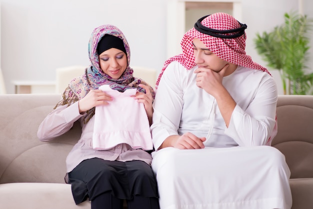 Photo young arab muslim family with pregnant wife expecting baby