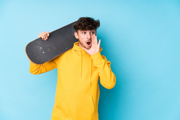 Young arab skater man isolated is saying a secret hot braking news and looking aside