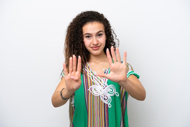 Photo young arab woman isolated on white background counting nine with fingers