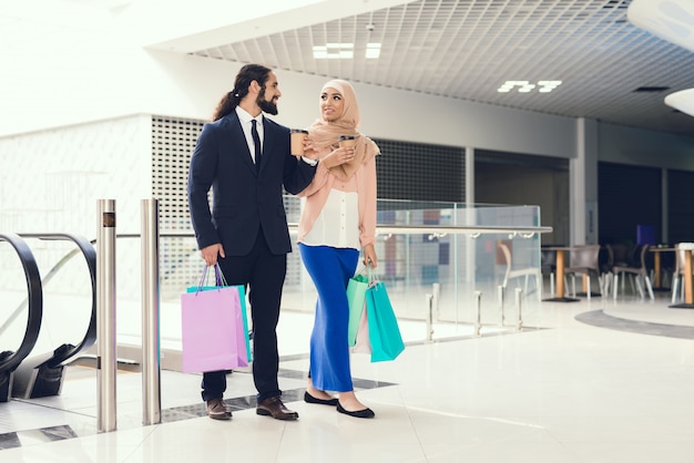 현대 몰에서 쇼핑하는 젊은 아라비아 커플.