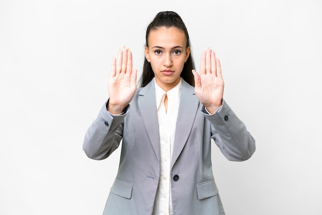 写真 孤立した白い背景を越えた若いアラブ人女性がストップジェスチャーをして失望した