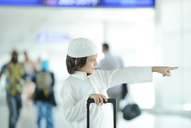 空港で旅行している若いアラビアの子供たちの乗客