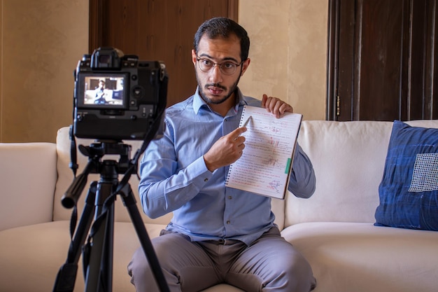 Foto giovane arabo che conduce un seminario da casa
