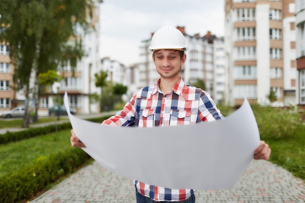 写真 アパートの前に若い建築家