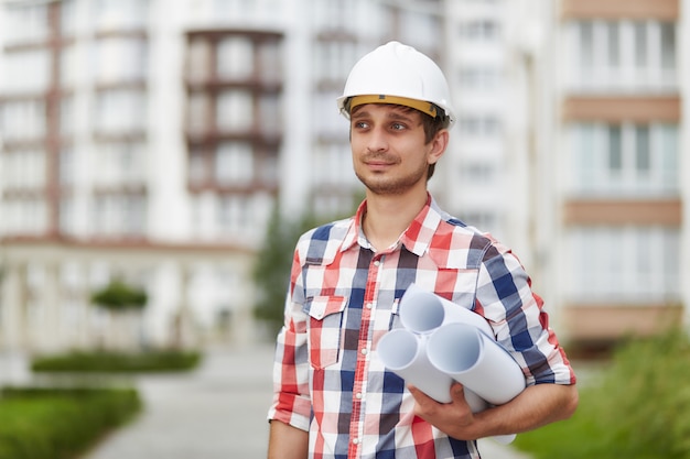 写真 アパートの前に若い建築家