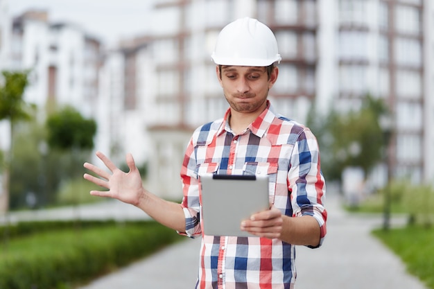 写真 アパートの前に若い建築家