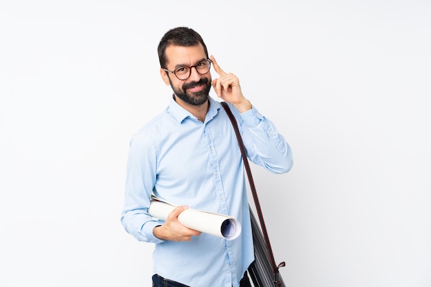 Giovane uomo dell'architetto con la barba sopra bianco isolato con i vetri e felice