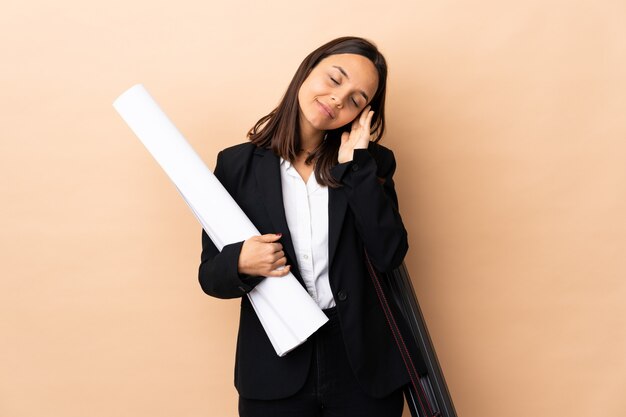 青写真を保持している若い建築家女性