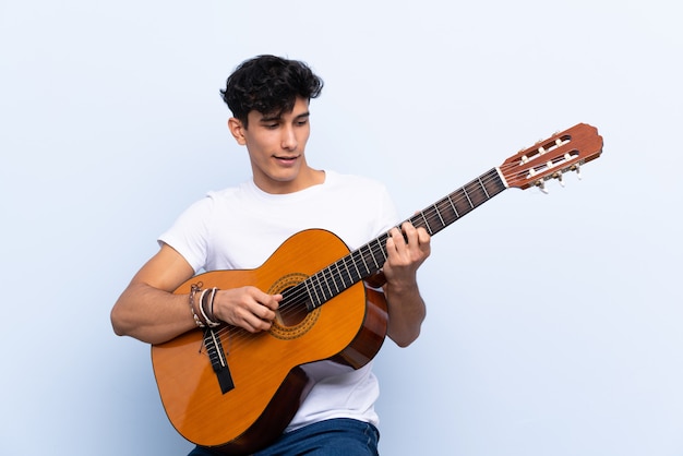 Молодой аргентинский мужчина с гитарой