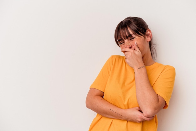 幸せな、のんき、自然な感情を笑って白い背景で隔離の若いアルゼンチンの女性。