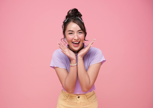 젊은 아시아 소녀는 긍정적 인 표정으로 행복을 느다 기하고 놀랐다 웃음