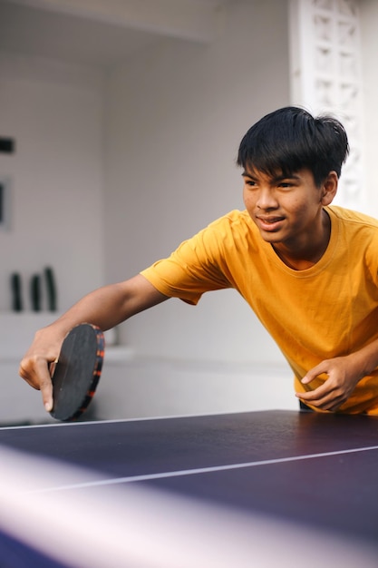 Photo young asian athlete man ready to block the ping pong ball