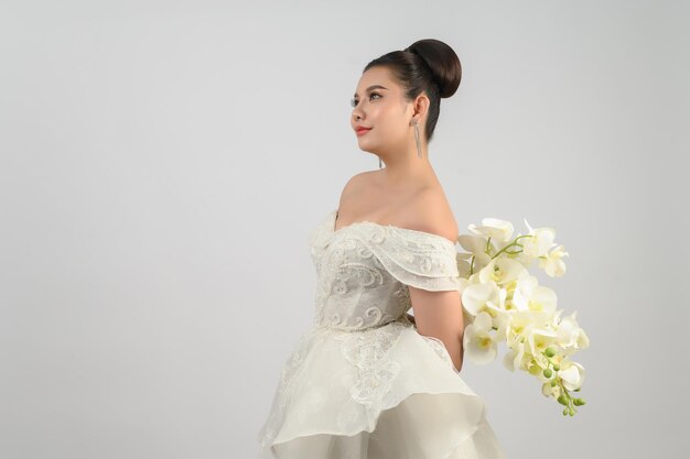 Photo young asian beautiful bride smile with happy on white background