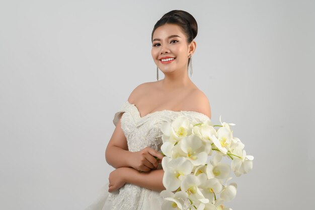 Photo young asian beautiful bride smile with happy on white background