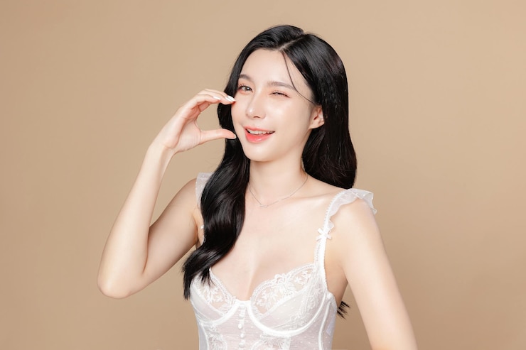 年轻的亚洲美女长发穿着白色内衣,脸上有韩国化<unk>风格,皮肤在孤立的<unk>色背景上完美,面部治疗,美容,整形手术