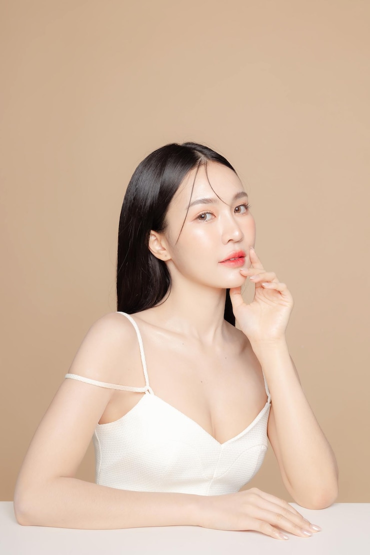 年輕的亞洲美女長髮,臉上有韓國化<unk>風格,皮膚完美,面部治療,美容,整形外科