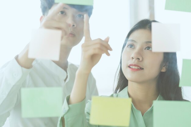 Photo young asian business couple working together, completing the assigned work